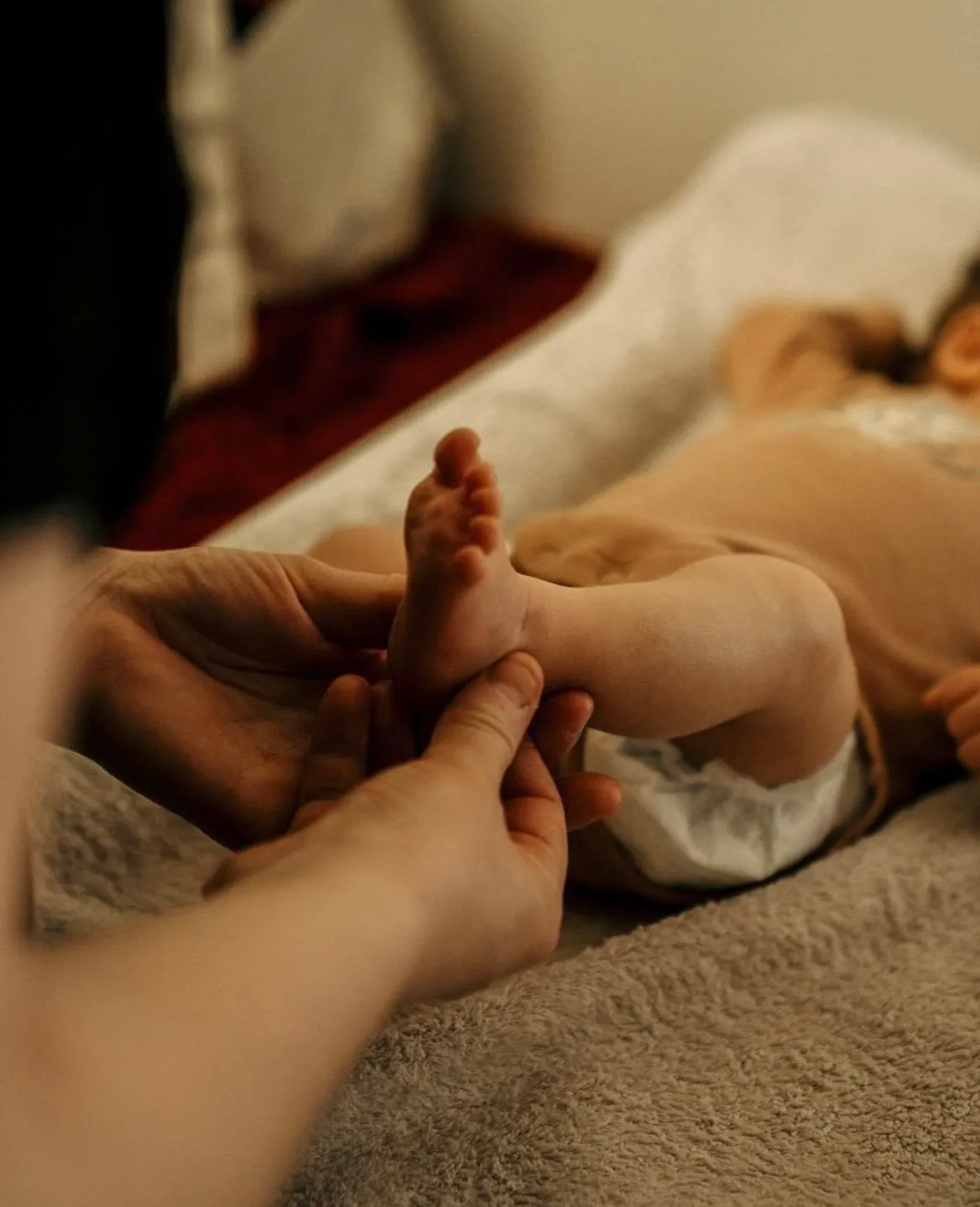 Jade Floury réalisant un soin ostéopathique doux sur un nourrisson